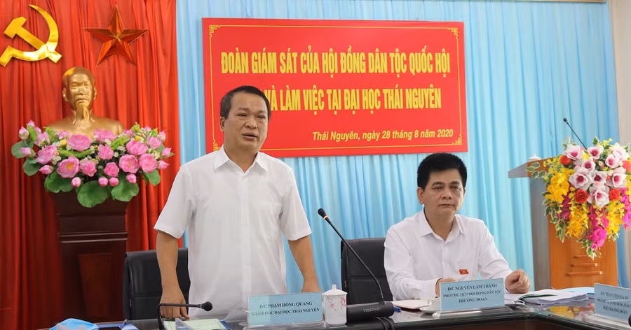 GS.TS Phạm Hồng Quang, Giám đốc ĐH Thái Nguyên trình bày các nội dung tại chương trình làm việc với đoàn giám sát của Hội đồng dân tộc Quốc hội.