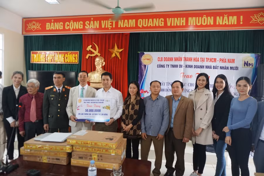 Đoàn từ thiện Hoa hậu Việt Nam 2020 đã hỗ trợ kinh phí 50 triệu đồng để cải thiện lại những con đường