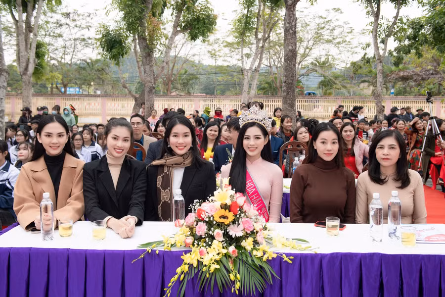 Dàn người đẹp trong chuyến từ thiện tại Thanh Hóa.