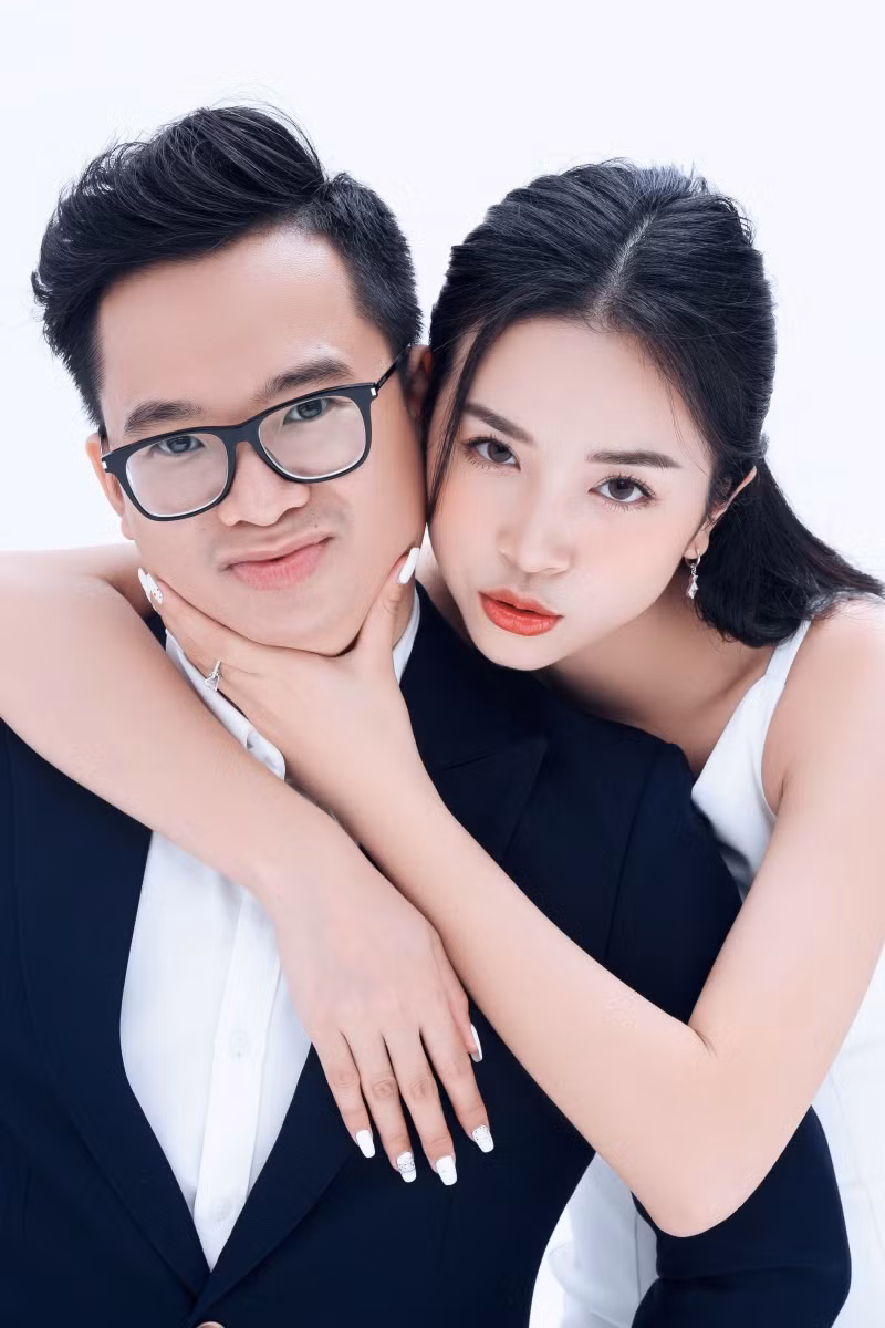 Chồng của nàng hậu là Tiến sĩ tại Anh.