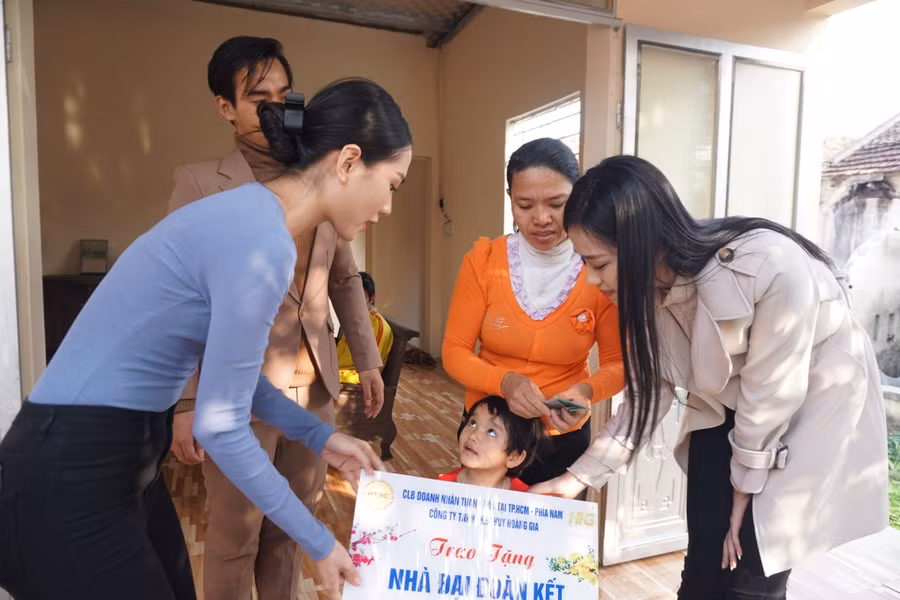 Đoàn từ thiện của Hoa Hậu Việt Nam đã trao tặng 3 căn nhà đoàn kết cho những hộ dân có hoàn cảnh đặc biệt.