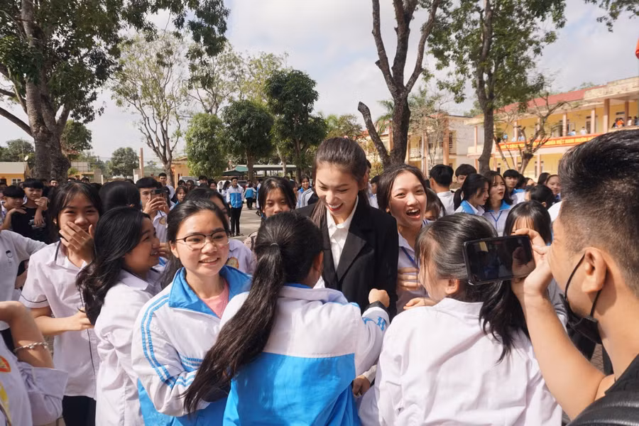 Các người đẹp nhận được sự yêu mến của các em nhỏ