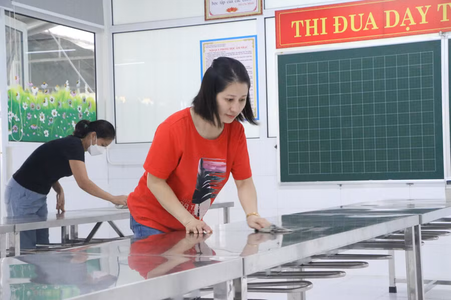 Cô giáo Trường Tiểu học Lê Quý Đôn cùng nhau lau dọn phòng ăn cho học sinh.