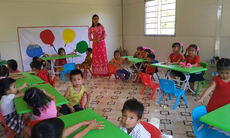 Các em học sinh đã được học tập trong điểm trường mới khang trang.