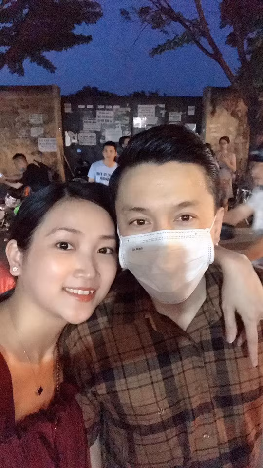 Cả hai tình tứ giữa chốn đông người. Cả hai tình tứ giữa chốn đông người.