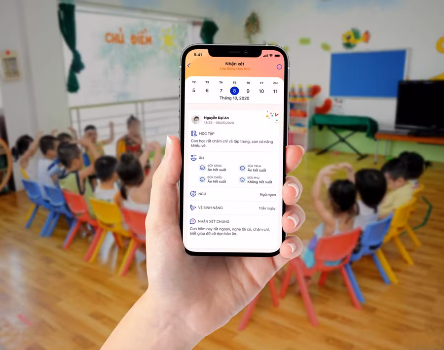 Giáo viên mầm non tham khảo một phần mềm liên lạc và học tập thông minh. (Ảnh minh hoạ)