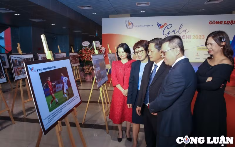 Các đại biểu tham quan khu trưng bày các tác phẩm xuất sắc tại Giải ảnh "Khoảnh khắc Báo chí" 2022.
