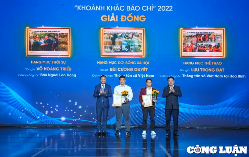 Ông Nguyễn Đức Lợi - Nguyên Ủy viên Trung ương Đảng, Phó Chủ tịch Thường trực Hội Nhà báo Việt Nam và ông Phạm Mạnh Hùng - Phó Tổng Giám đốc Đài Tiếng nói Việt Nam trao Giải Bạc 3 hạng mục cho các tác giả có tác phẩm đoạt giải.