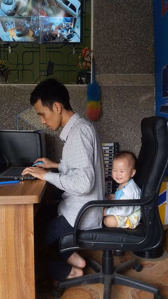 Khi bố đóng bỉm cho con ảnh 6 Trò này vui quá bố ơi.