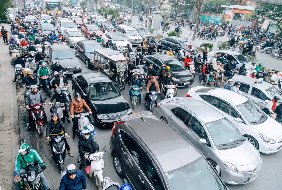 Nhu cầu dân sinh trong nội đô quá lớn khiến sức ép về giao thông của Hà Nội không thể giải quyết một sớm một chiều (Trong ảnh: Các phương tiện ùn ứ thường xuyên trên đường Xã Đàn – Ô Chợ Dừa) Ảnh: Hà Thành