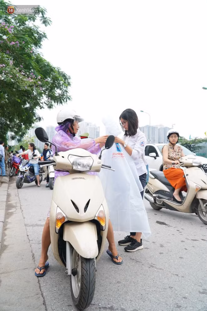Chùm ảnh cảm động: Phụ huynh mệt mỏi, gục trên xe máy chờ con thi vào lớp 10 - Ảnh 8.
