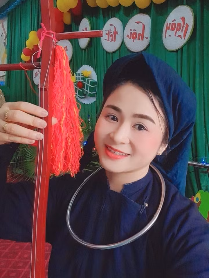 Cô giáo Hoàng Thị Nhung bên cây đàn tính.