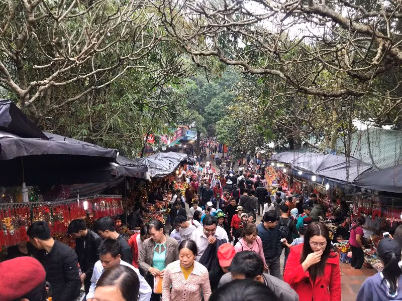 Hàng nghìn du khách đến với chùa Hương trong ngày khai hội
