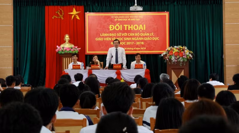 Ông Nguyễn Minh Tường - Giám đốc Sở GD&ĐT - chủ trì cuộc đối thoại
