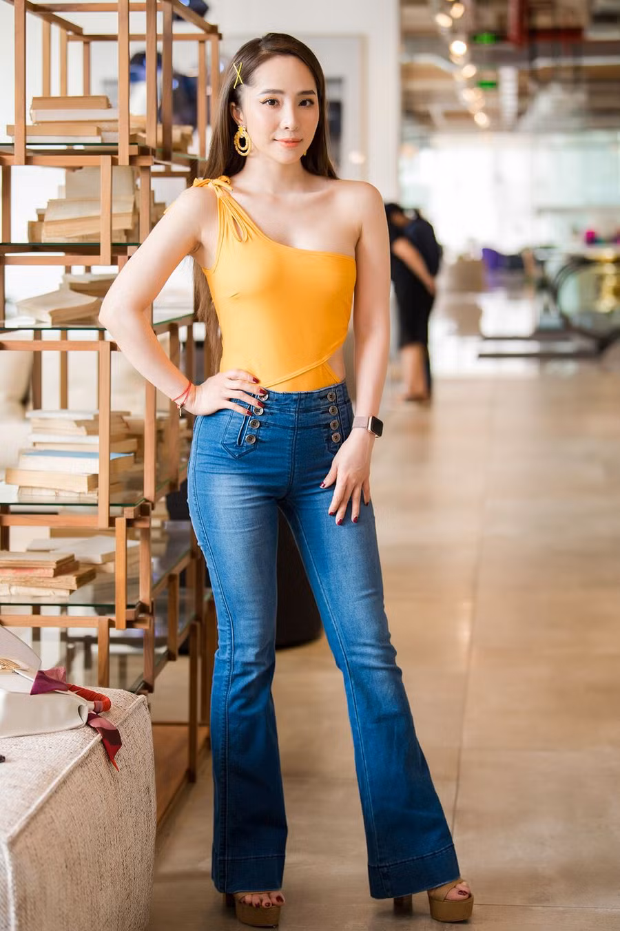 Chiếc swinsuit màu cam nổi bật với những đường cut-out tinh tế khéo tôn lên vòng eo thon gọn của nàng “cá sấu chúa”.