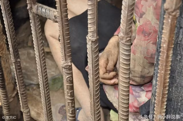 Trung Quốc: Chua xót mẹ già nhốt con gái trong lồng gỗ vì căn bệnh lạ - Hình 4