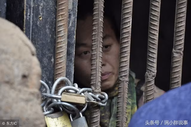 Trung Quốc: Chua xót mẹ già nhốt con gái trong lồng gỗ vì căn bệnh lạ - Hình 1