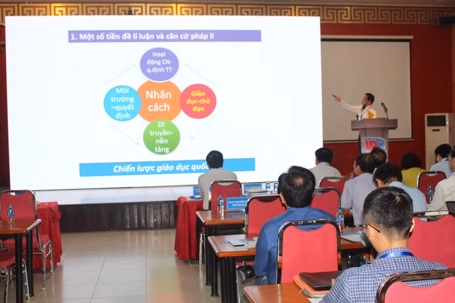 GS.TS Phạm Hồng Quang, Bí thư Đảng uỷ, Chủ tịch Hội đồng Đại học Thái Nguyên trao đổi về chủ đề Nghiên cứu khoa học giáo dục trong bối cảnh mới.