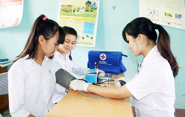 Gỡ khó cho y tế học đường