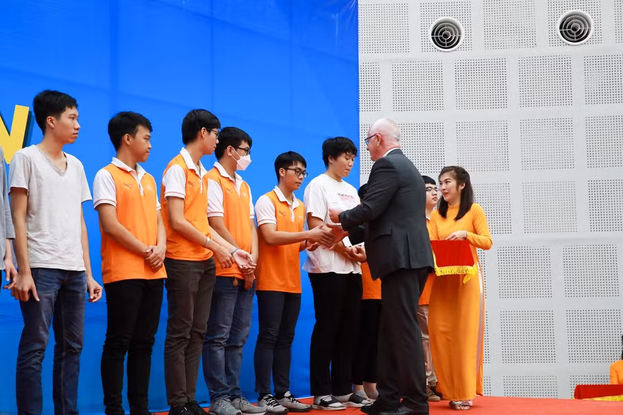 Hiệu trưởng Trường ĐH Việt Đức trao học bổng cho các sinh viên. Hiệu trưởng Trường ĐH Việt Đức trao học bổng cho các sinh viên.