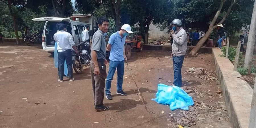 Cơ quan chức năng tiến hành sát trùng, cách ly khu vực bệnh.