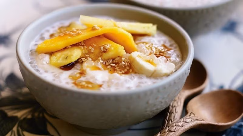 Ngày mưa hoặc se lạnh, có một bát chè chuối thơm thơm dẻo dẻo thì còn gì bằng. (Ảnh: ITN). Ngày mưa hoặc se lạnh, có một bát chè chuối thơm thơm dẻo dẻo thì còn gì bằng. (Ảnh: ITN).