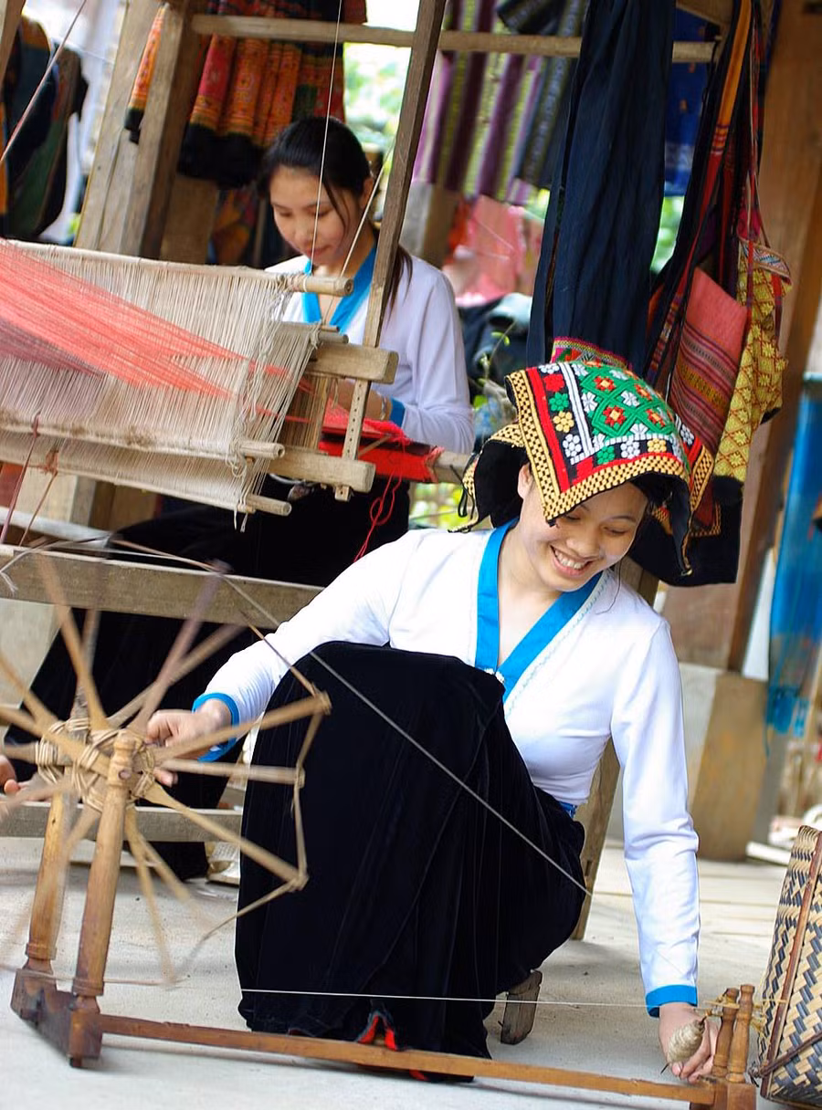 Người phụ nữ Thái xe sợi làm nguyên liệu dệt thổ cẩm Người phụ nữ Thái xe sợi làm nguyên liệu dệt thổ cẩm