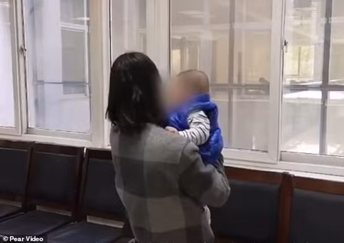 Một trong những nạn nhân và con của Tan. Ảnh: Pearvideo.