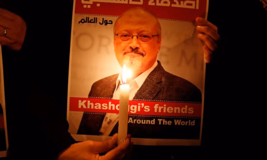 Một người biểu tình mang theo hình ảnh nhà báo Jamal Khashoggi bên ngoài Lãnh sự quán Ả-rập Xê-út ở Istanbul