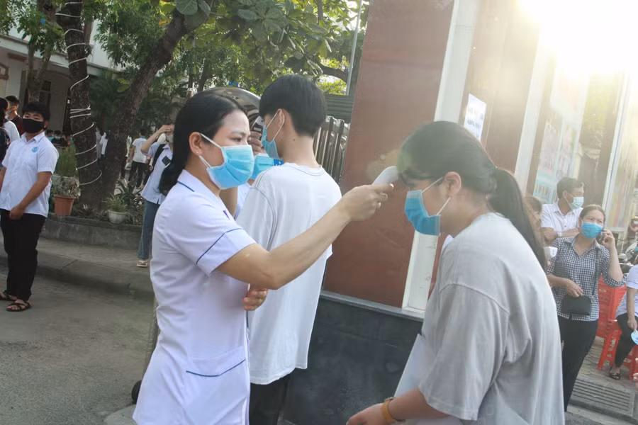 Đo thân nhiệt.
