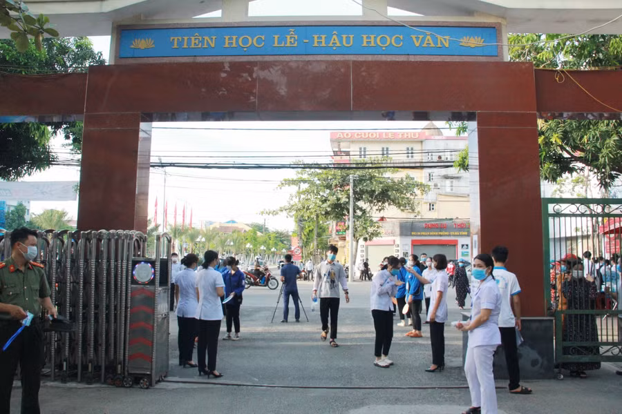 Đội ngũ y tế túc trực trước cổng trường thi từ sớm.