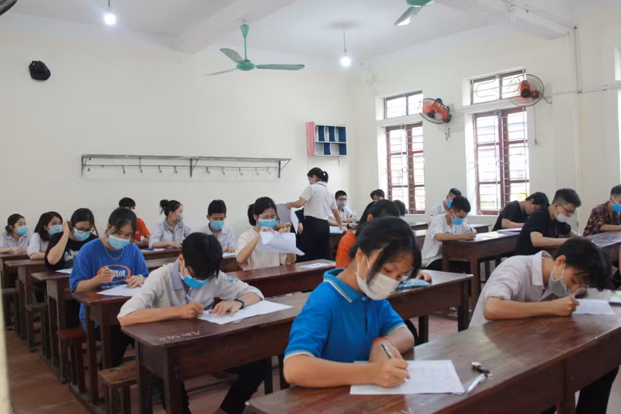 Chính thức làm bài thi môn Ngữ văn.