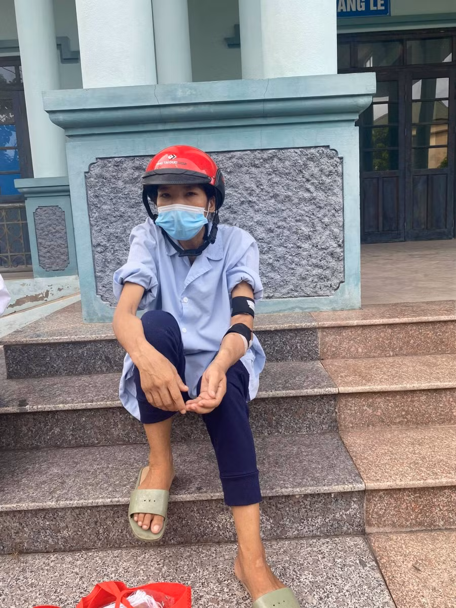 Chị Trần Thị Phương đã được xe cấp cứu chở về nhà an toàn trong ngày.