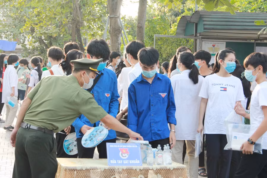 Bàn chứa dụng cụ sát khuẩn, khẩu trang y tế sẵn sàng phục vụ thí sinh, phụ huynh.