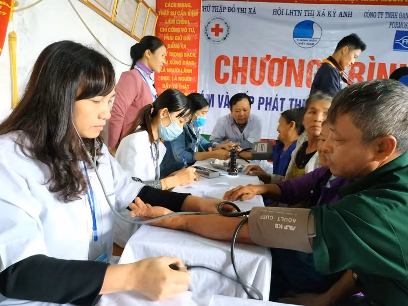 Gần 300 người dân được khám, cấp phát thuốc miễn phí
