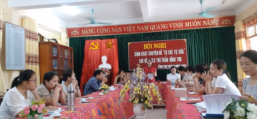 Hội nghị sinh hoạt chuyên đề "tự soi tự sửa" của Chi bộ Trường THCS Thị trấn Vĩnh Trụ.