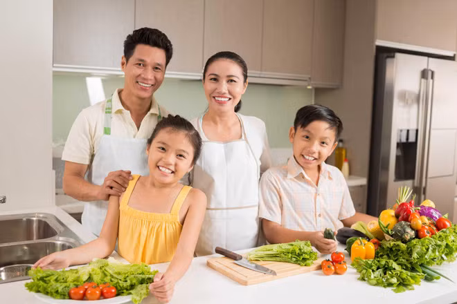 Lý do cha mẹ cần cho trẻ biết vào bếp sớm ảnh 2 ly do cha me can phai cho tre vao bep som - 2