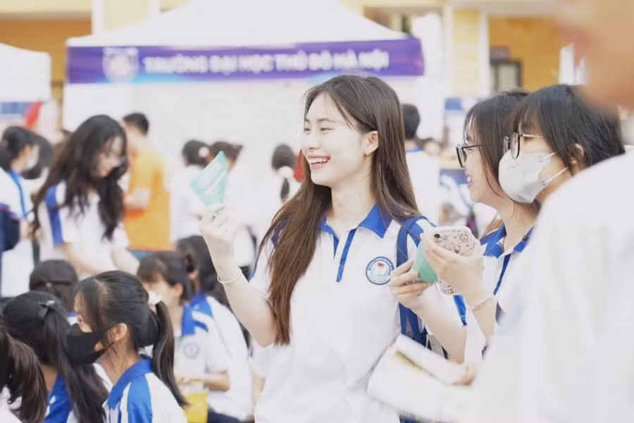 Học sinh hào hứng tham gia Ngày hội tuyển sinh. Học sinh hào hứng tham gia Ngày hội tuyển sinh.