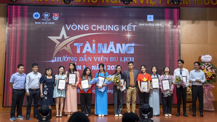 Các thí sinh xuất sắc đạt giải cao nhất của Hội thi Hướng dẫn viên Du lịch tài năng lần 1.