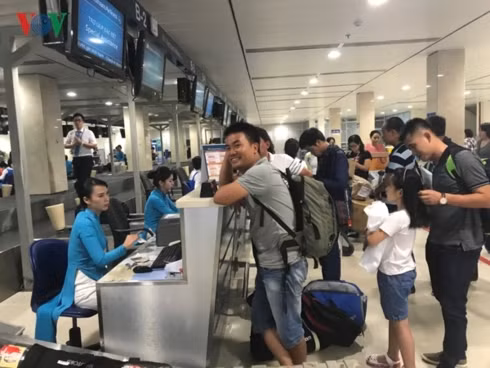 ve tet: hang khong can ve, duong sat chi con ghe nhua hinh 2
