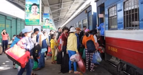 ve tet: hang khong can ve, duong sat chi con ghe nhua hinh 4
