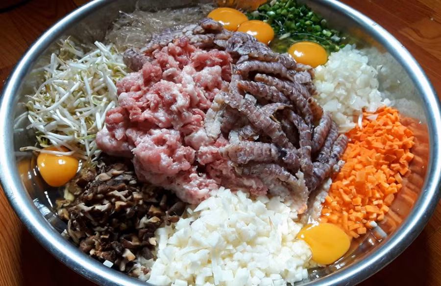 1535044780-497-cung-ram-thang-7-voi-nem-hai-san-gion-tan-thom-lung-14440798_663255457166390_3384795267661301161_n-1535044561-width960height623