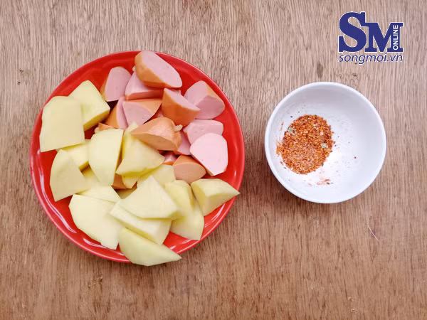 Cách làm khoai tây xúc xích chiên xóc tỏi ớt, món ăn vặt khoái khẩu ngày lạnh ảnh 2 Cách làm khoai tây xúc xích chiên xóc tỏi ớt, món ăn vặt khoái khẩu ngày lạnh ảnh 2