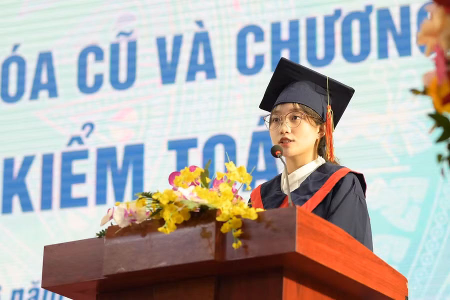 Cô gái này cho rằng lớp tích hợp đầu tiên đào tạo ICAEW CFAB của trường Đại học Thương mại sẽ hấp dẫn với nhiều thế hệ sinh viên sau này bởi những giá trị thiết thực khi nhận được “song bằng” sau khi ra trường. Cô gái này cho rằng lớp tích hợp đầu tiên đào tạo ICAEW CFAB của trường Đại học Thương mại sẽ hấp dẫn với nhiều thế hệ sinh viên sau này bởi những giá trị thiết thực khi nhận được “song bằng” sau khi ra trường.