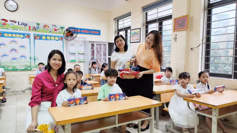 Lãnh đạo Trường Tiểu học Vân Canh tới từng lớp để tặng quà, động viên trẻ lớp 1 mới đến trường lần đầu. Lãnh đạo Trường Tiểu học Vân Canh tới từng lớp để tặng quà, động viên trẻ lớp 1 mới đến trường lần đầu.