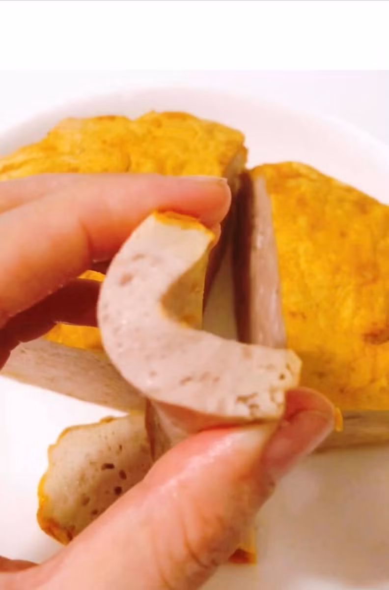 Nếu làm chả quế, khi xay cho thêm 2-3 tép tỏi và 1 xíu bột quế. Xay xong các bạn dàn chả ra khay, quét lên mặt chả 1 lớp dầu điều rồi nướng 170 độ 15-20p tuỳ theo chả dày hay mỏng.