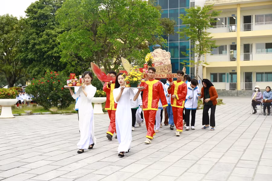 Học sinh tái hiện lại lễ hội Đền Và - một trong các di tích lịch sử văn hóa nổi tiếng của thị xã Sơn Tây.