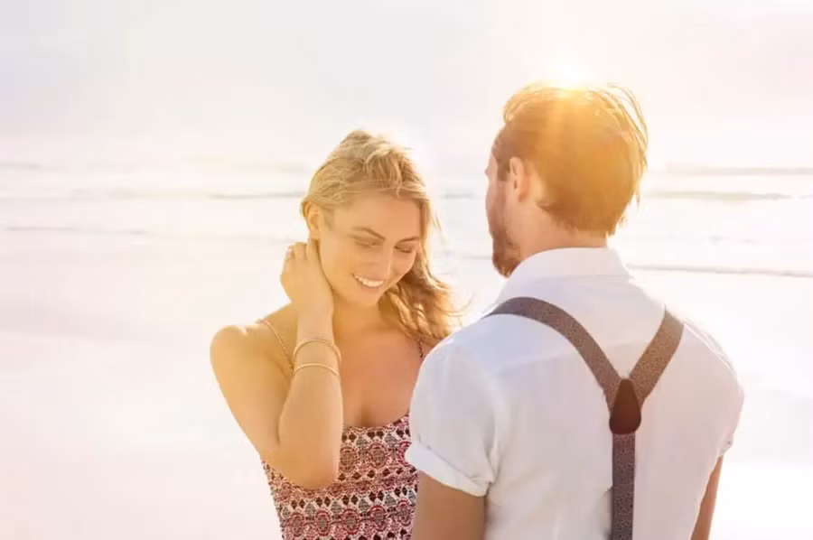 Quan sát mọi người và môi trường xung quanh bạn là cách bắt đầu cuộc trò chuyện tuyệt vời cho buổi hẹn hò đầu tiên. (Ảnh: ITN).