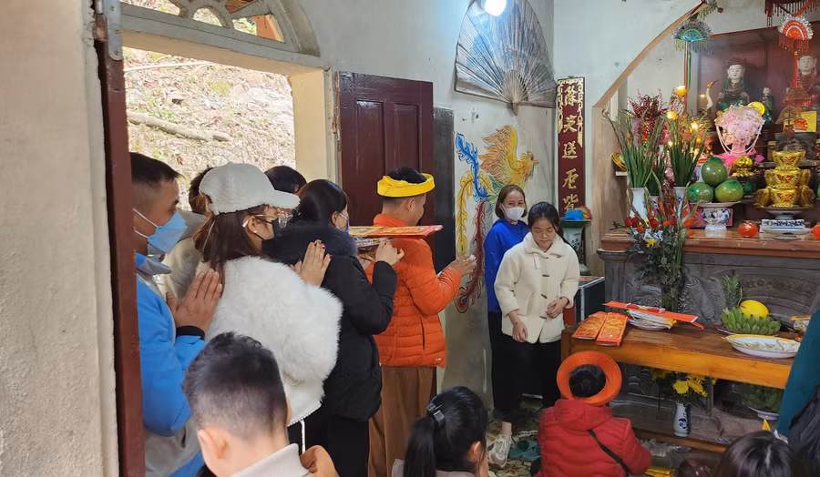 Du khách dâng hương đền cô Chín.