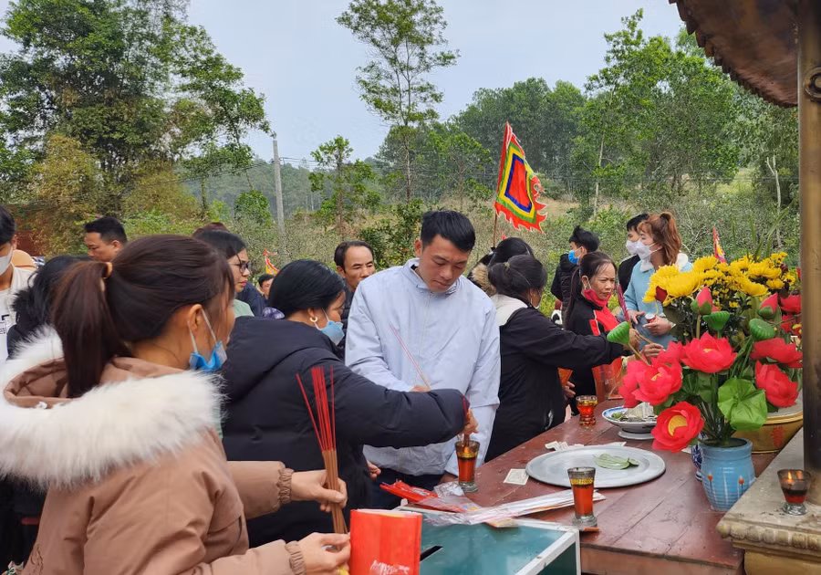 Dù thời tiết rất lạnh nhưng hàng nghìn người vẫn đổ về Phủ Na trong dịp đầu năm mới.